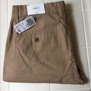 NWT: Forever 21 Men’s Slim-Fit Twill Chinos